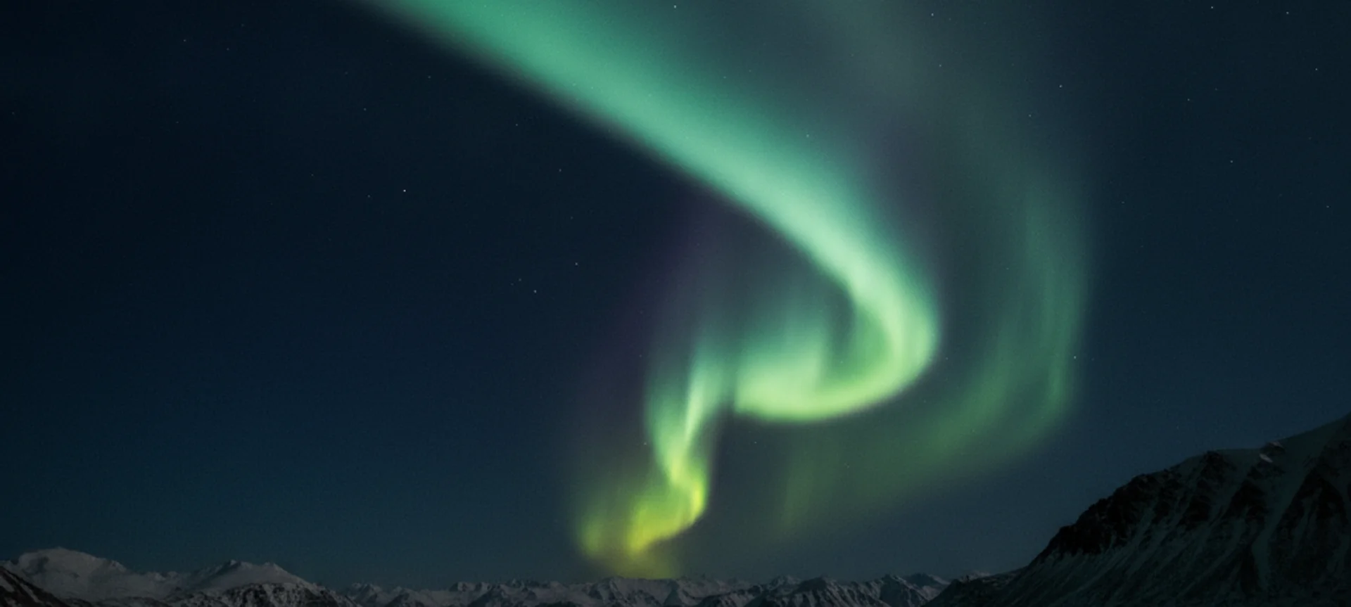 Nordlys over arktisk landskap